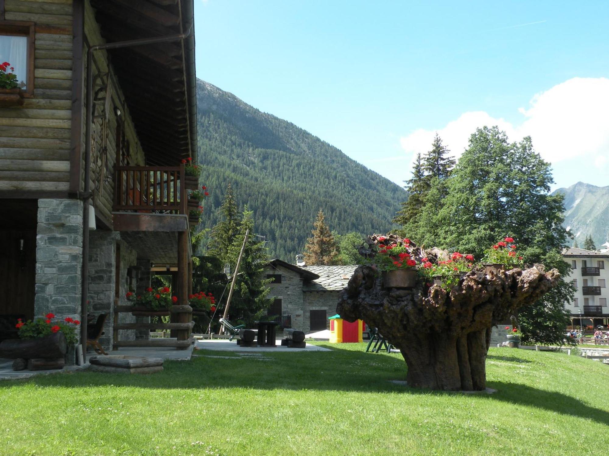Hotel Bellevue Champoluc Esterno foto